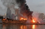 Un navire et un quartier de Beyrouth en feu le 4 août 2020 après la double explosion