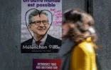 Graffitis sur une affiche électorale pour Jean-Luc Mélenchon, candidat de la gauche radicale, le 9 avril 2022 à Paris