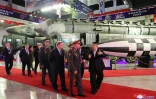Le dirigeant nord-coréen Kim Jong Un (d) et le ministre russe de la Défense Sergueï Choïgou (g) visitent l'"Exposition d'armes et d'équipements 2023", le 26 juillet 2023 à Pyongyang