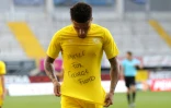 Le milieu anglais de Dortmund, Jadon Sancho, rend hommage à George Floyd à Paderborn, le 31 mai 2020