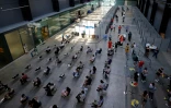 Attente pour se faire vacciner dans le Turbine Hall du musée Tate Modern à Londres le 16 juillet 2021