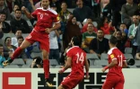 L'attaquant Omar Al Soma (g) ouvre le score pour la Syrie en qualif pour le Mondial-2018, le 10 octobre 2017 à Sydney