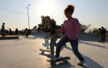 Des personnes en skateboard sur la première piste ouverte à Bagdad, le 1er février 2025 en Irak