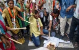 Des manifestants du parti du Congrès dénoncent les viols lors d'un rassemblement à Ahmedabad le 4 décembre 2019, quelques jours après le viol collectif et le meurtre d'une vétérinaire
