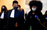 Assa Traoré (d), soeur d'Adama Traoré, mort en 2016 après son interpellation par les gendarmes, et son avocat Yassine Bouzrou au palais de justice de Paris, le 6 mai 2021