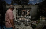 Yves Brugieregarde regarde sa maison détruite par le mégafeu de juillet, le 13 août 2026 au Porge, en Gironde