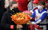 La patineuse russe Kamila Valieva (g) accueillie avec ferveur lors de son retour de Chine, dans un aéroport de Moscou, le 18 février 2022