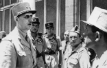 Photo montrant le général de Gaulle (à G.) en juin 1943 à Tunis, en compagnie du capitaine Gabriel Brunet de Sairigne (2e à G.) et du lieutenant Hubert Germain (au centre, derrière), publiée par le Musée de l'Ordre de la Libération