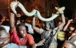 Des Soudanais célèbrent, dans les rues de Port-Soudan, dans l’est du pays, la "libération" de la capitale Khartoum proclamée par l'armée, le 26 mars 2025