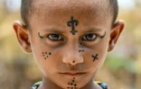 Le visage tatoué de Pooja, 6 ans, à la colonie Jogi à Umerkot, un district à majorité hindoue, le 14 juillet 2025 au Pakistan