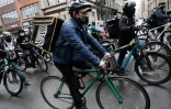 Manifestation de livreurs new-yorkais, surnommés "deliveristas", pour demander de meileures conditions de travail, le 21 avril 2021 à New York