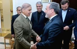 Image fournie par le bureau du Premier ministre pakistanais montrant le Premier ministre Shehbaz Sharif (g) et le chef de la diplomatie iranienne Abbas Araghchi, le 25 avril à Islamabad, au Pakistan