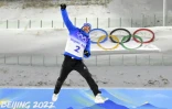 La joie du Français Quentin Fillon-Maillet, champion olympique de la poursuite aux Jeux de Pékin, le 13 février 2022 au centre national de biathlon de Zhangjiakou