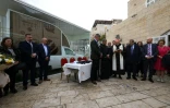 Présentation du "Véhicule de l'Espoir", la papamobile utilisée par le pape François lors de sa visite à Bethléem en 2014 et réaménagée en clinique mobile pour enfants afin d'être déployée dans la bande de Gaza, à Bethléem, en Cisjordanie occupée par Israël, le 25 novembre 2025