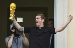 Antoine Griezmann brandit un trophée de la Coupe du Monde, à Mâcon, le 20 juillet 2018