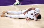 Le pivot Anthony Davis (Los Angeles Lakers) grimace de douleur après s'être blessé, lors du match 4 du 1er tour des playoffs NBA contre les Phoenix Suns, le 30 mai 2021 au Staples Center à Los Angeles