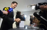 Le Premier ministre Mark Rutte vote à La Haye le 6 avril 2016