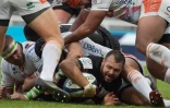 Le centre lyonnais Thibaut Regard plaqué par les Trévisans lors du match de poules de la Coupe d'Europe, à Lyon, le 7 décembre 2019
