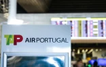 Le logo de la compagnie aérienne TAP Air Portugal à l'aéroport Humberto Delgado de Lisbonne, le 2 avril 2026