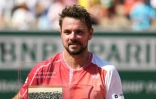 Le Suisse Stan Wawrinka a reçu sur le court Simonne-Mathieu un trophée célébrant sa carriÚre le 25 mai 2026 à Roland Garros à Paris alors qu'il annoncé prendre sa retraire à la fin de l'année