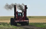 Un agriculteur au volant de son tracteur dans une ferme de Mikolaïv, dans le sud de l'Ukraine, le 11 juin 2022