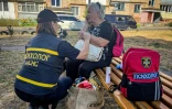 Photo diffusée par les services d'urgence ukrainiens, le 26 août 2024, d'une psychologue réconfortant une femme âgée après une frappe de missile russe à Loutsk, dans la région de Volhynie, en Ukraine
