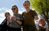 Des Ukrainiennes apprennent le déminage à Peja, le 28 avril 2022 au Kosovo
