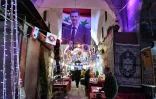 Un portrait du président syrien Bachar al-Assad supendu dans le souk historique d'Alep, décoré avant sa réouverture, le 16 novembre 2017