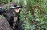 Un soldat ukrainien dans une tranchée sur la ligne de front près d'Avdiivka, dans la région de Donetsk, le 18 juin 2022