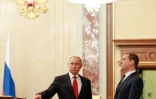 Le président russe Vladimir Poutine (g) et le Premier ministre Dmitri Medvedev, avant une réunion avec les membres du gouvernement, le 15 janvier 2020 à Moscou