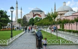 Des passants devant Sainte-Sophie, à Istanbul le 11 juillet 2020
