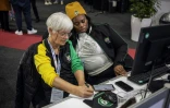 Des représentantes de l'ANC suivent en direct les résultats des votes au centre national des résultats de la Commission électorale indépendante (CEI) à Midrand, le 31 mai 2024 en Afrique du Sud