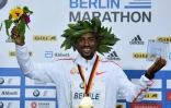 La joie de l'Ethiopien Kenenisa Bekele, vainqueur du marathon de Berlin, le 29 septembre 2019