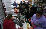 Des habitants achètent de l'huile dans un magasin Emapa à prix réduits à La Paz, le 11 juin 2025 en Bolivie