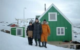 Le chasseur inuit Martin Madsen avec sa compagne  Charlotte Pike et leur fils Noah, devant chez eux à  Ittoqqortoormiit, le 30 avril 2024