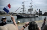 Le Belem, trois-mâts français du XIXe siècle, quitte le port du Pirée, près d'Athènes, avec la flamme olympique à son bord pour entamer son voyage vers la France le 27 avril 2024, un jour après que la Grèce a remis le flambeau des Jeux de 2024 aux organisateurs parisiens