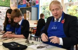 Le Premier ministre britannique Boris Johnson, en campagne électorale, fait du modelage dans un cours d'arts plastiques dans une école à l'ouest de Nottingham le 8 novembre 2019