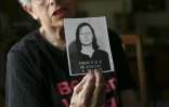 Abby Pariser, ancienne membre du réseau clandestin "Jane" montre une copie d'une photo d'identité judiciaire de Sheila Smith, une autre "Jane" arrêtée à ses côtés en 1972, le 5 juin 2025 depuis Huntington dans l'Etat américain de New York