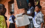 Des agents électoraux dans un bureau de vote de Ngozi dans le nord du Burundi le 17 mai 2018