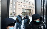 Ees gardes et policiers russes devant un tribunal de Moscou où l'opposant Alexeï Navalny comparaît pour diffamation, le 5 février 2021