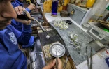 Un forgeron fabrique des bijoux dans l'atelier d'Azza Fahmy, dans une zone industrielle au sud-ouest du Caire, le 19 février 2023