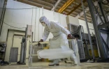 Un employé déplace de la glace à l'usine Kuramoto Ice à Kanazawa, au Japon, le 15 juin 2026