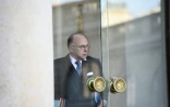 Le ministre de l'Intérieur Bernard Cazeneuve à la sortie du Conseil des ministres le 23 décembre 2015 à l'Elysée à Paris