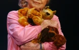 Danielle Darrieux sur scène joue "Oscar et la dame en rose", à la Comédie des Champs-Elysées à Paris le 7 février 2003