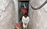 Une famille sort d'un bunker souterrain dans le village de Chakothi, au Cachemire sous administration pakistanaise, près de la ligne de contrôle (LoC), le 27 avril 2025