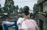 Un déplacé assis dans un camion alors qu'il quitte les camps de Goma, le 2 février 2025