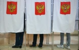 Des électeurs votent lors des élections législatives russes dans un bureau de vote de Klimovsk, un microdistrict de la ville de Podolsk, dans la région de Moscou, le 19 septembre 2026