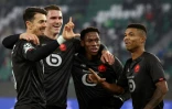 La joie des joueurs lillois, Jose Fonte, Sven Botman, Jonathan David et Reinildo Mandava, après un but marqué sur le terrain de Wolsbourg, lors de la 6e journée du groupe G de la Ligue des Champions, le 8 décembre 2021