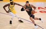 Kyle Kuzma des Los Angeles Lakers déborde Justin Holiday des Indiana Pacers en NBA le 13 mars 2021 au Staples Center à Los Angeles