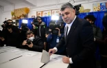 Le Premier ministre roumain Marcel Ciolacu  vote au premier tour de l'élection présidentielle, le 24 novembre 2024 à Bucarest